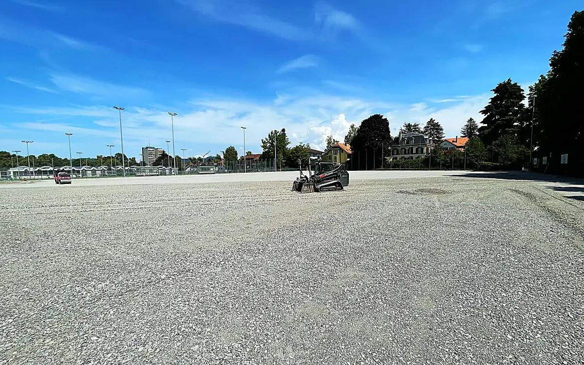 Die abgezogene Fläche des Kunstrasenplatzes Bern Neufeld