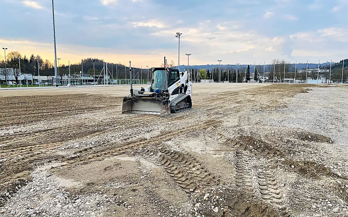 Planierarbeiten in Fislisbach im Abendlicht