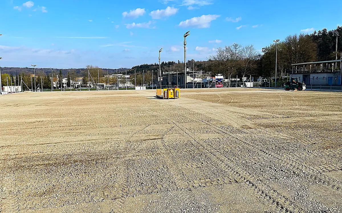 Die fertig abgezogene Fläche des Kunstrasenplatzes Fislisbach