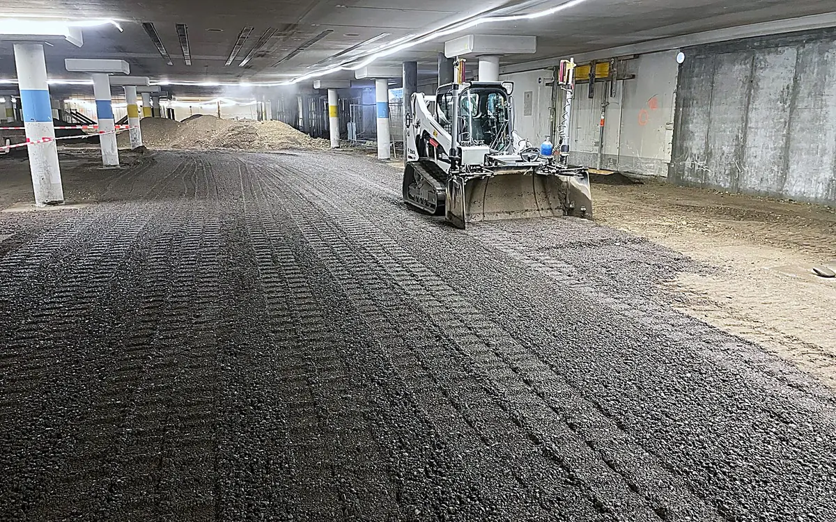 Planierarbeiten in der Einstellhalle Gäupark Egerkingen